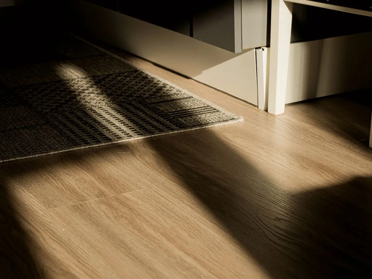 Heller Holzboden im Licht der Abendsonne