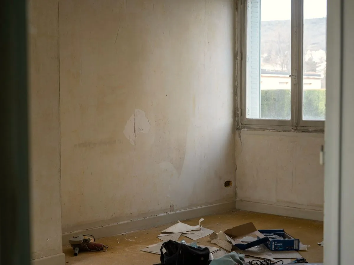 Zimmer mit beschädigter Wand vor der Renovation