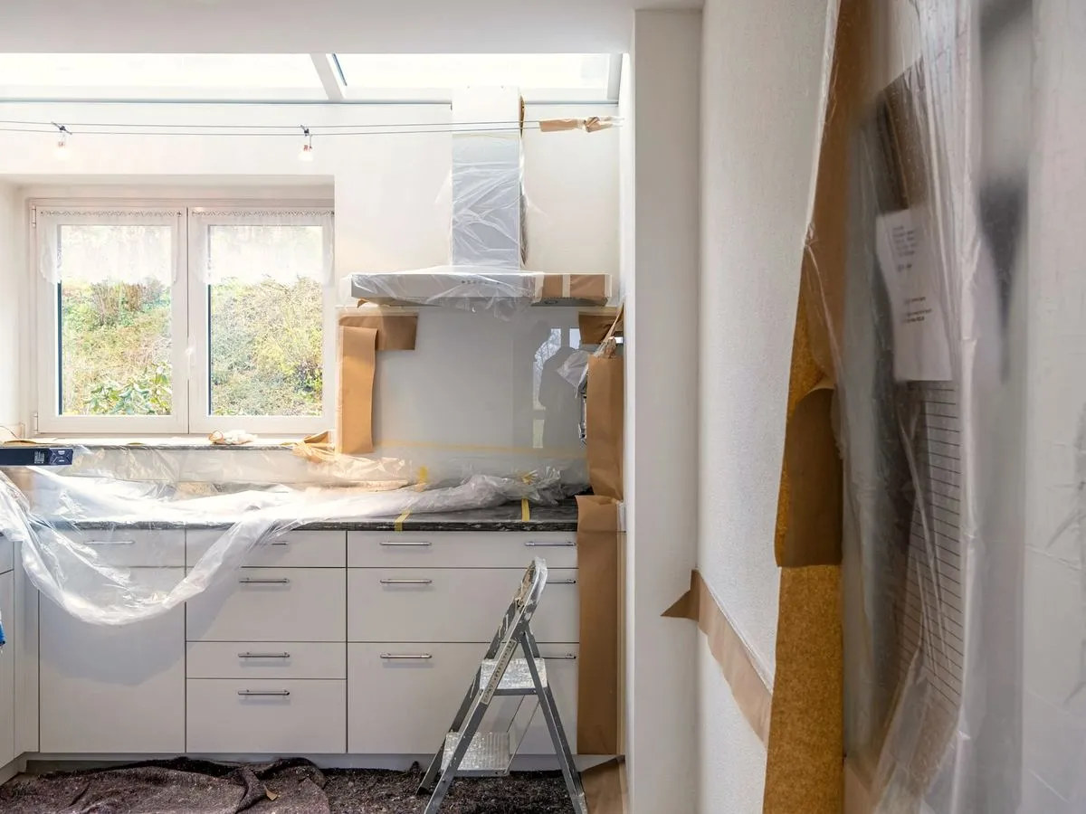 Küche, mit Folie und Papier abgedeckt für Malerarbeiten