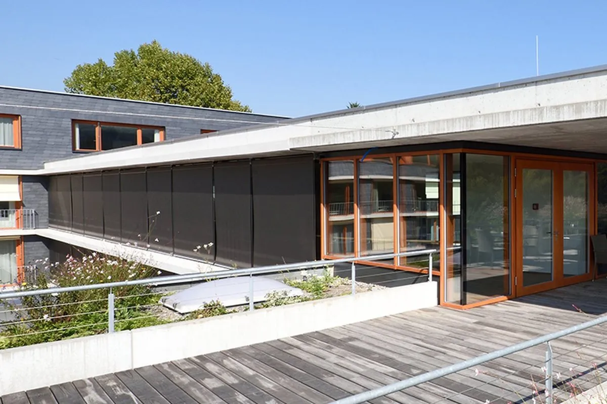 Gebäude der Stiftung Hofmatt mit Holzfenstern und begrünter Dachterrasse