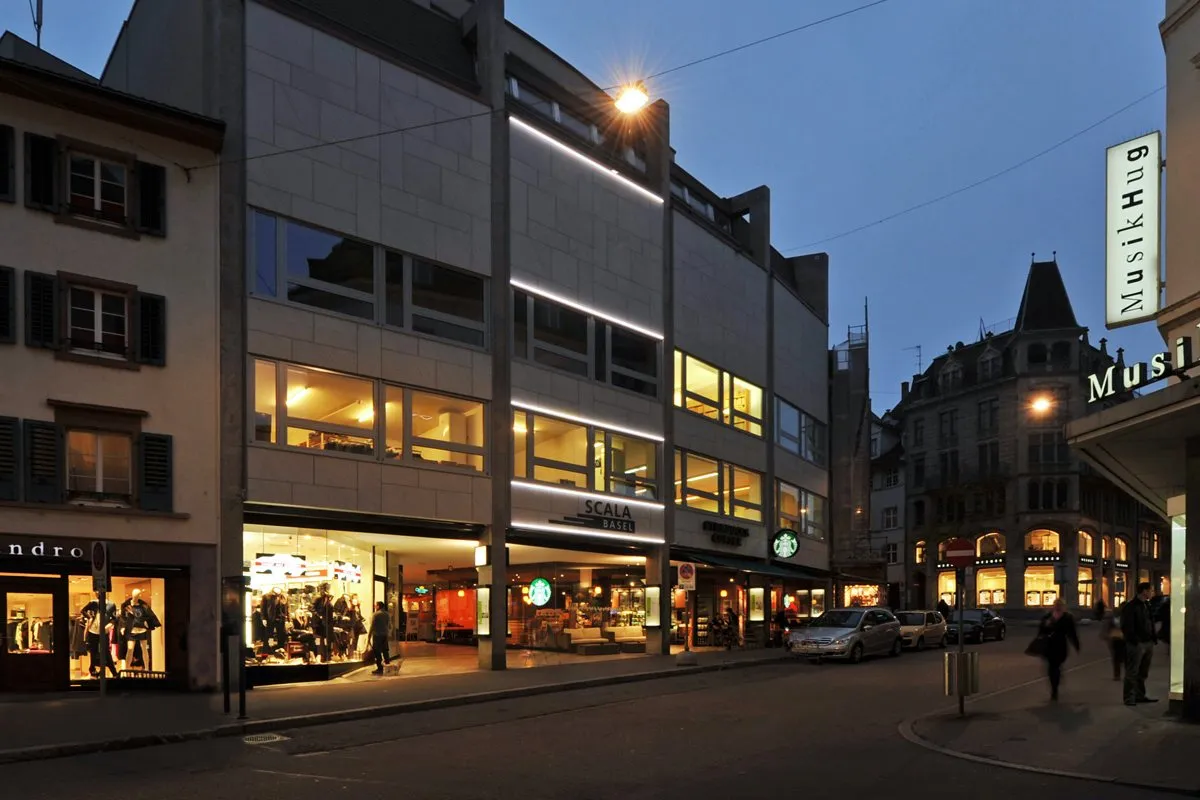 Geschäftshaus Scala an der Freien Strasse in Basel in der Abenddämmerung