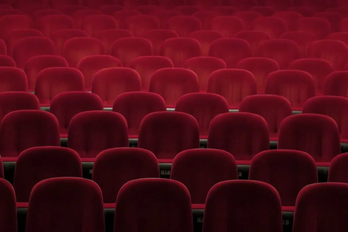 Rote Sitzreihen in einem Theatersaal