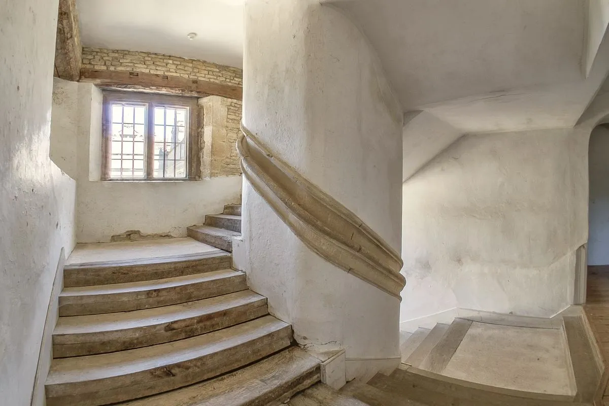Verputztes Treppenhaus in einem Altbau mit Steinstufen