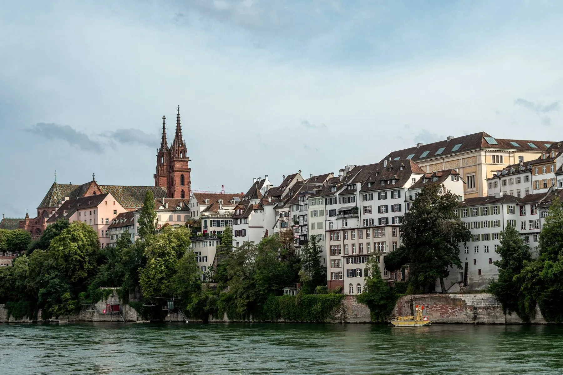 Basler Münster und Altstadt am Rhein